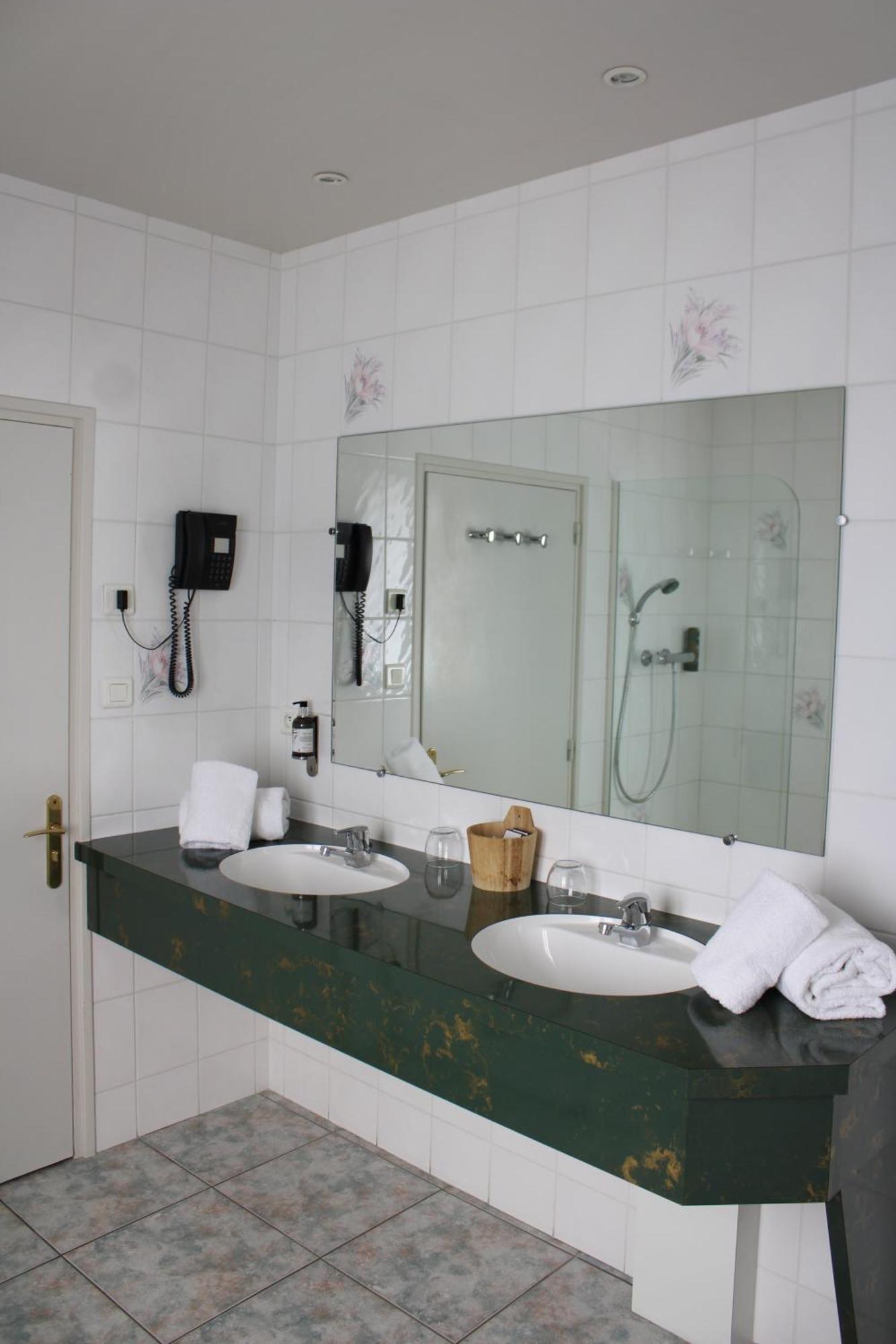 Auberge Du Lac, Sure Hotel Collection By Best Western Мениль-Сен-Пер Экстерьер фото