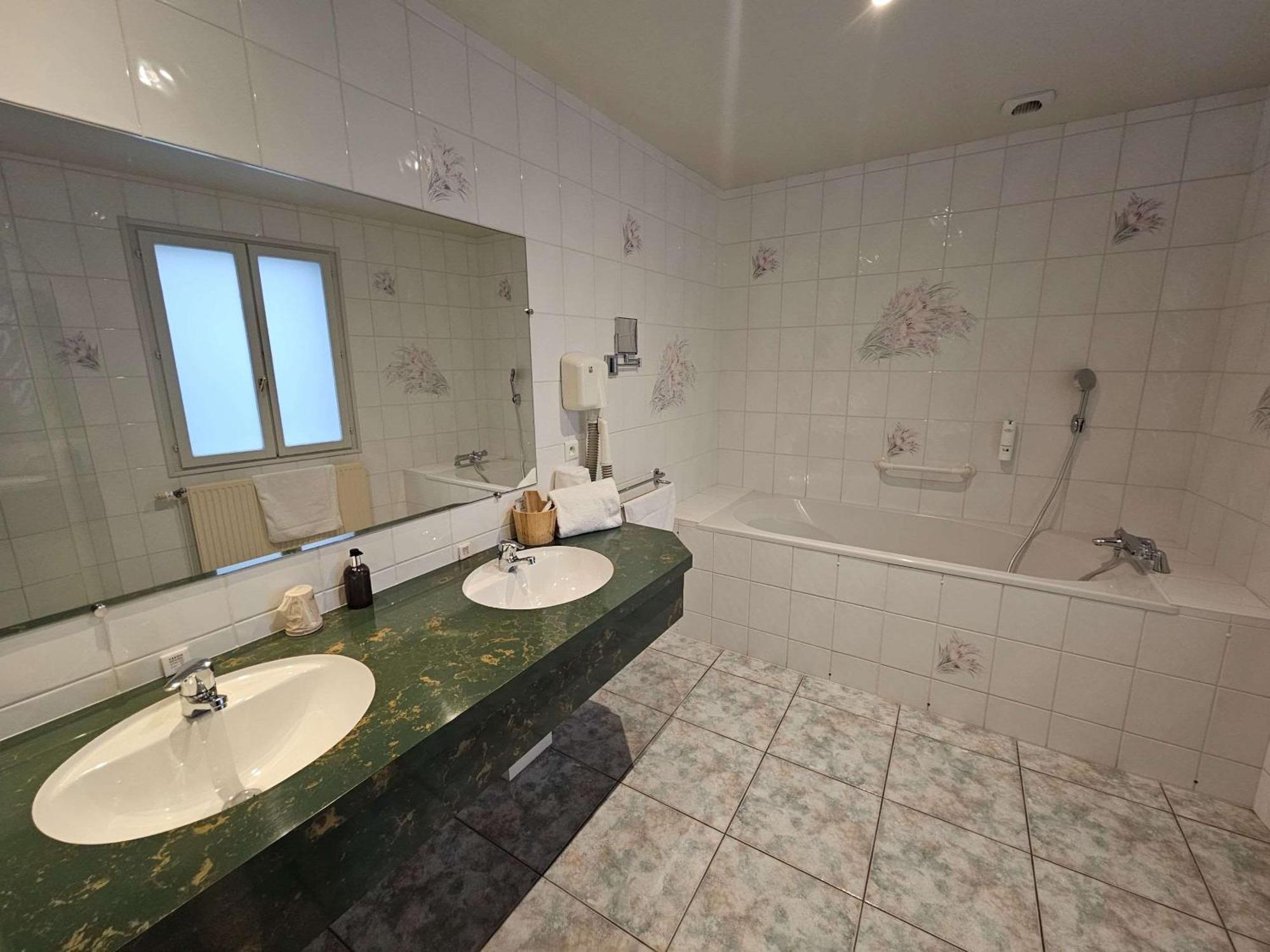 Auberge Du Lac, Sure Hotel Collection By Best Western Мениль-Сен-Пер Экстерьер фото